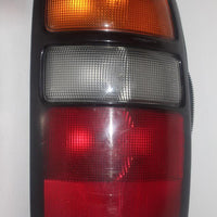 2004-2006 TAHOE YUKON SUBURBAN RIGHT PASSENGER SIDE TAIL LIGHT  28939 - BIGGSMOTORING.COM